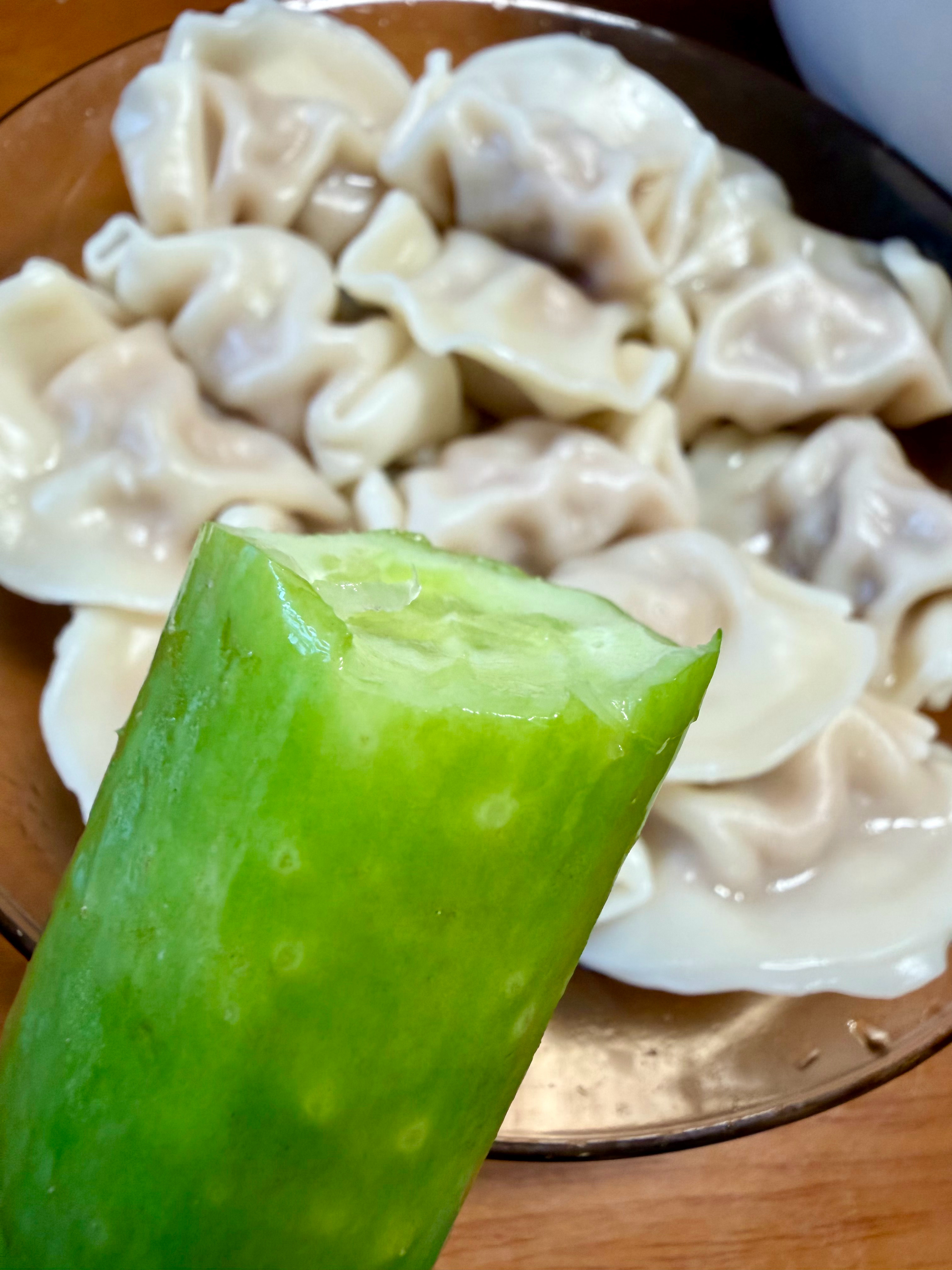头伏饺子，再配上口脆黄瓜，那叫一个地道那叫一个美～ 