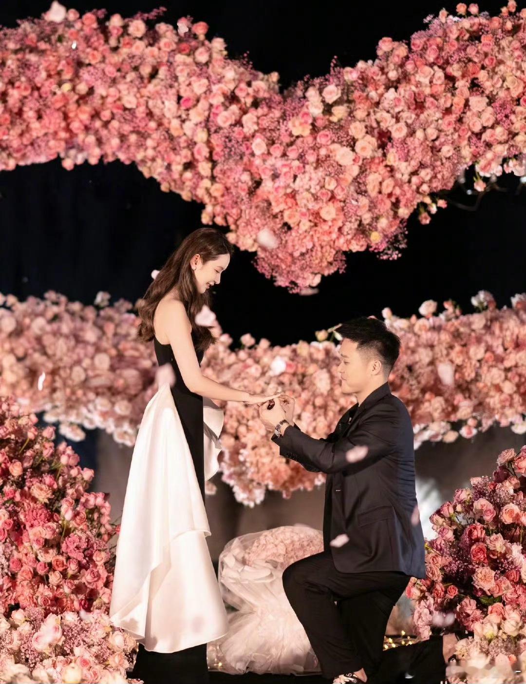 张大奕没办婚礼她订婚很久了啊，怎么还没办婚礼呀，我记得那时候订婚好像都好几年了吧