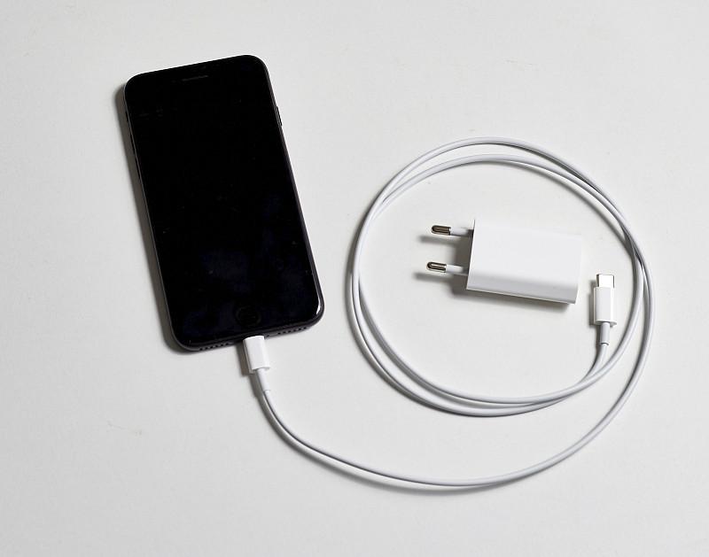 电池健康度越用越多怎么回事? 上周我手里用了两年的iPhone13，电池健康度突