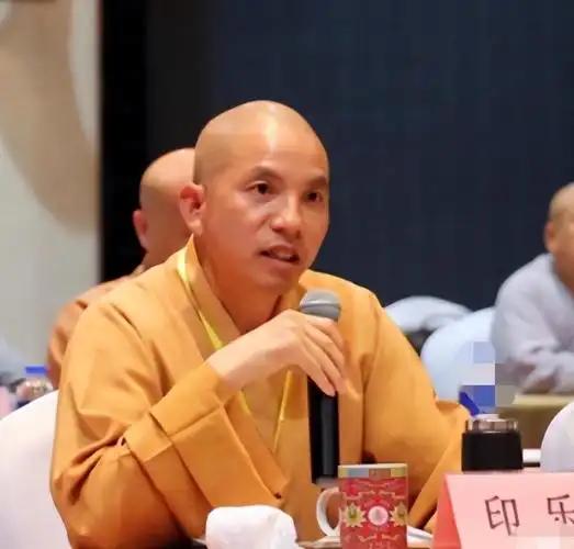印乐法师在接受采访时，被问道：“少林寺依靠商业化运作，使经济与社会效益达到双赢，