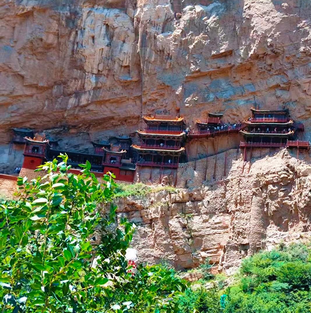 年龄和心态哪个重要年龄是数字，心态是底色。皱纹可以爬上额头，但别让它爬上心头。有