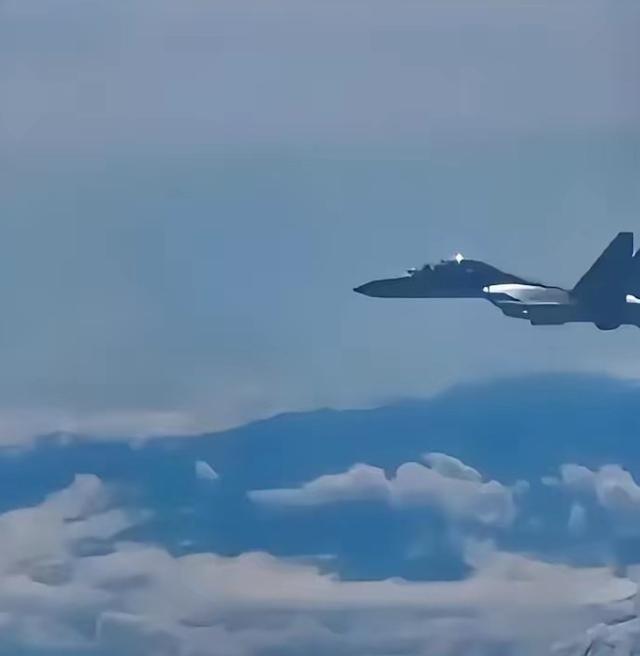 解放军这次不演了，直接掀翻台湾这张无理取闹的桌子！

台海这件事，不能只看一架飞