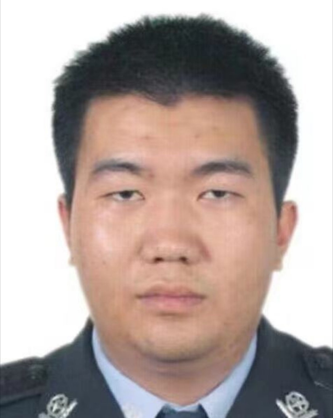 禁毒民警李敬忠，于2016年11月4日，李敬忠在抓捕犯罪嫌疑人过程中不幸颈部中枪