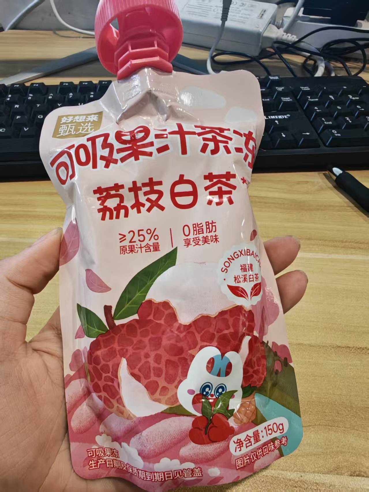 好想来测评可吸果汁茶冻荔枝白茶，没尝出明显的茶味，偏甜的果冻不推荐 
