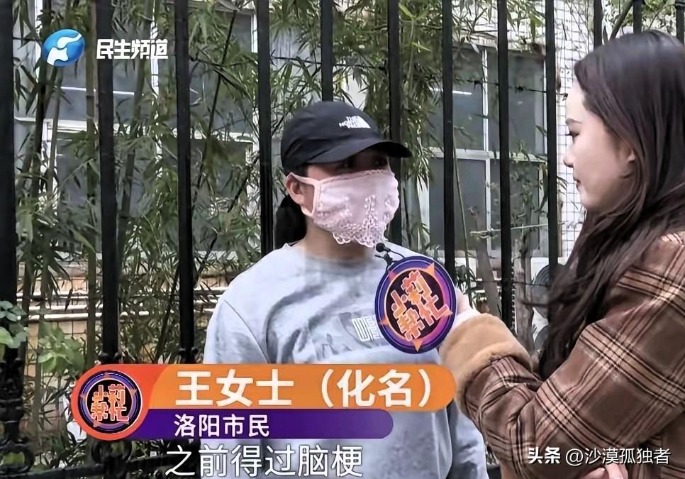 河南洛阳，一女子把70岁老母送养老院，护工端一盆开水，直接把母亲左脚丢进盆里，母