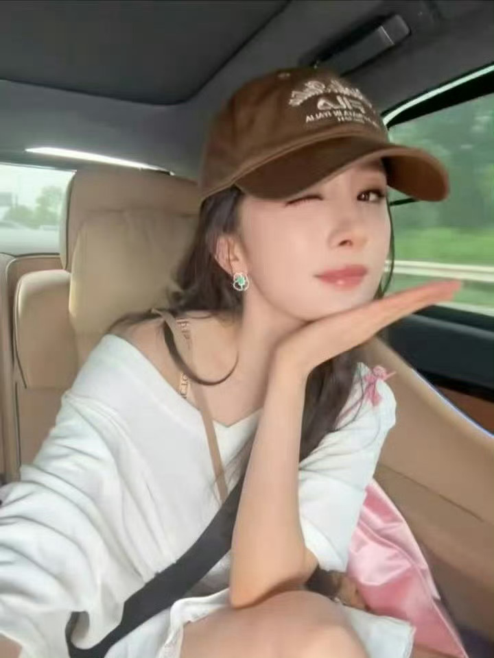 杨幂的镜头感刻进DNA里了杨幂连花絮都像在拍MV常年沉淀下来的职业素养，让杨幂即