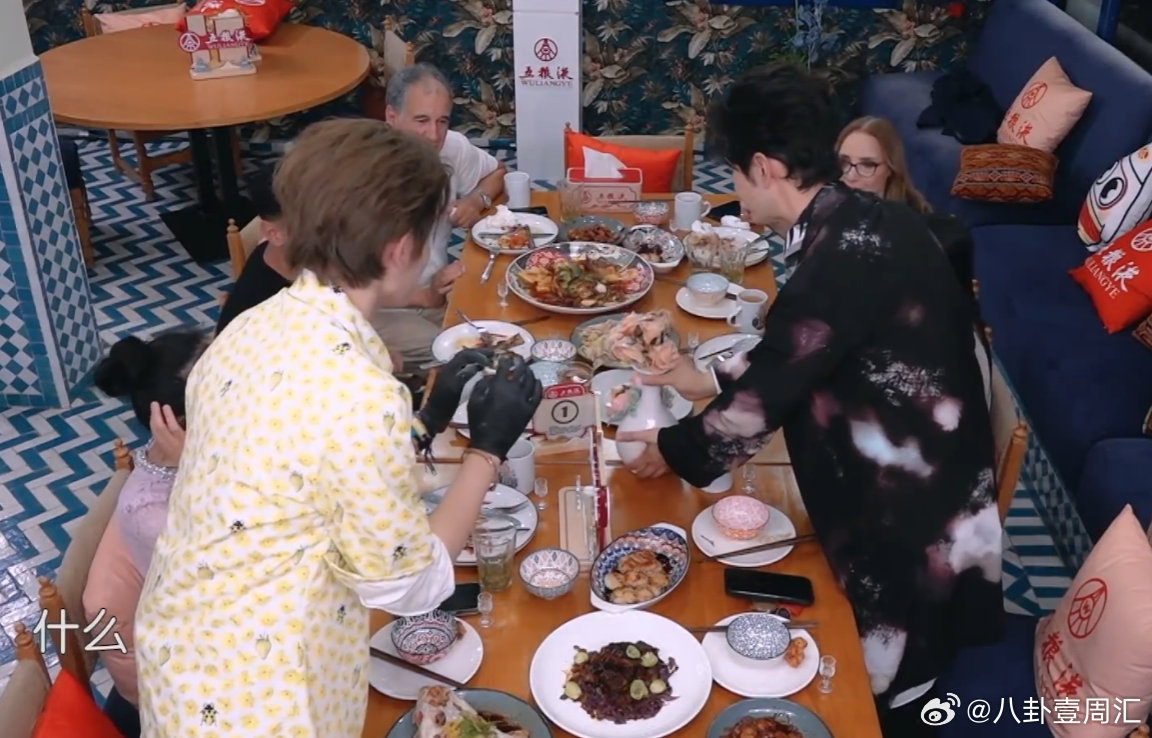 丁禹兮务实的浪漫主义者丁禹兮真的绝！提前跟姜妍学做玫瑰花花馍，花馍又美又有文化底