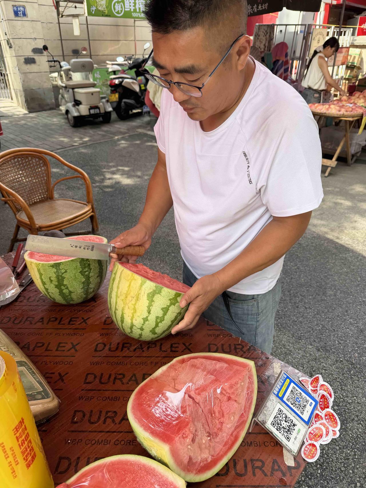 今天上午，我去西安洒金桥里面的劳武巷，买菜和西瓜。
我一进劳武巷，就看到一个西瓜