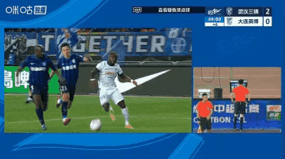 有的说阿奇姆彭假摔，造点小蛋糕；有的说合力对抗，英超肯定不判；有的说从背后推倒持