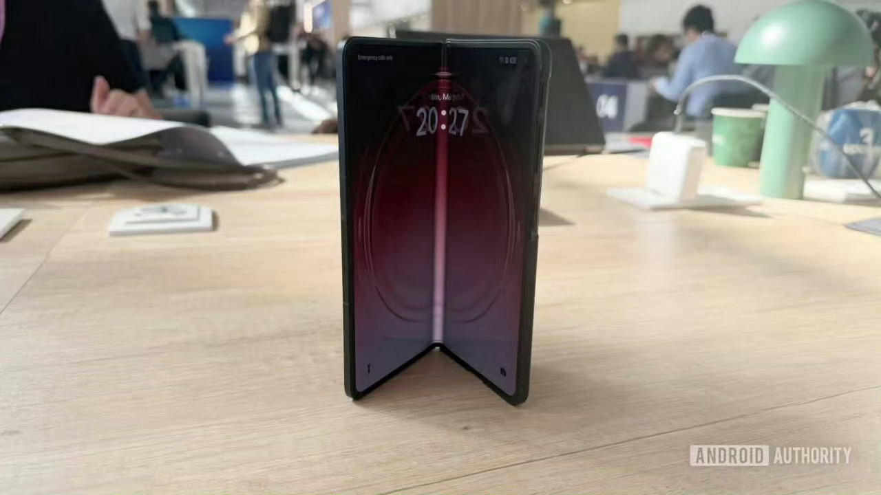 MWC2026新品持续亮相！OPPO Find N6现身，内屏折痕几乎消失不见！