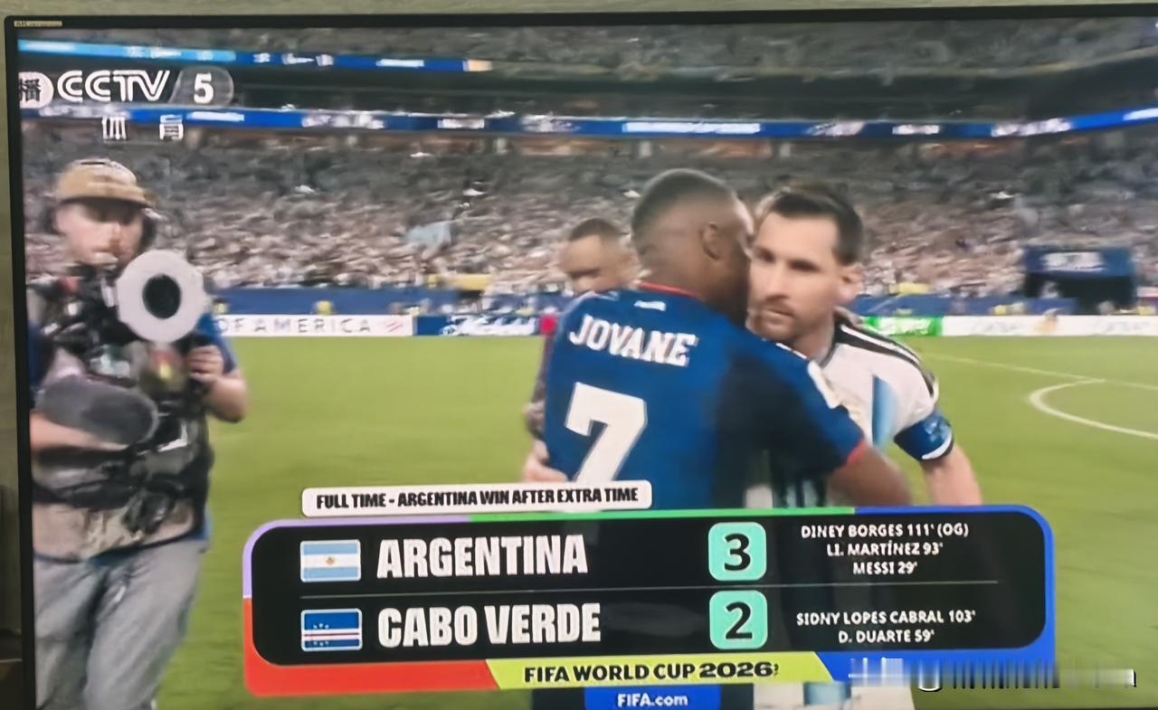 阿根廷🇦🇷对佛得角🇨🇻队的比赛刚刚结束。老伴在客厅看球，我也跟着看了一阵