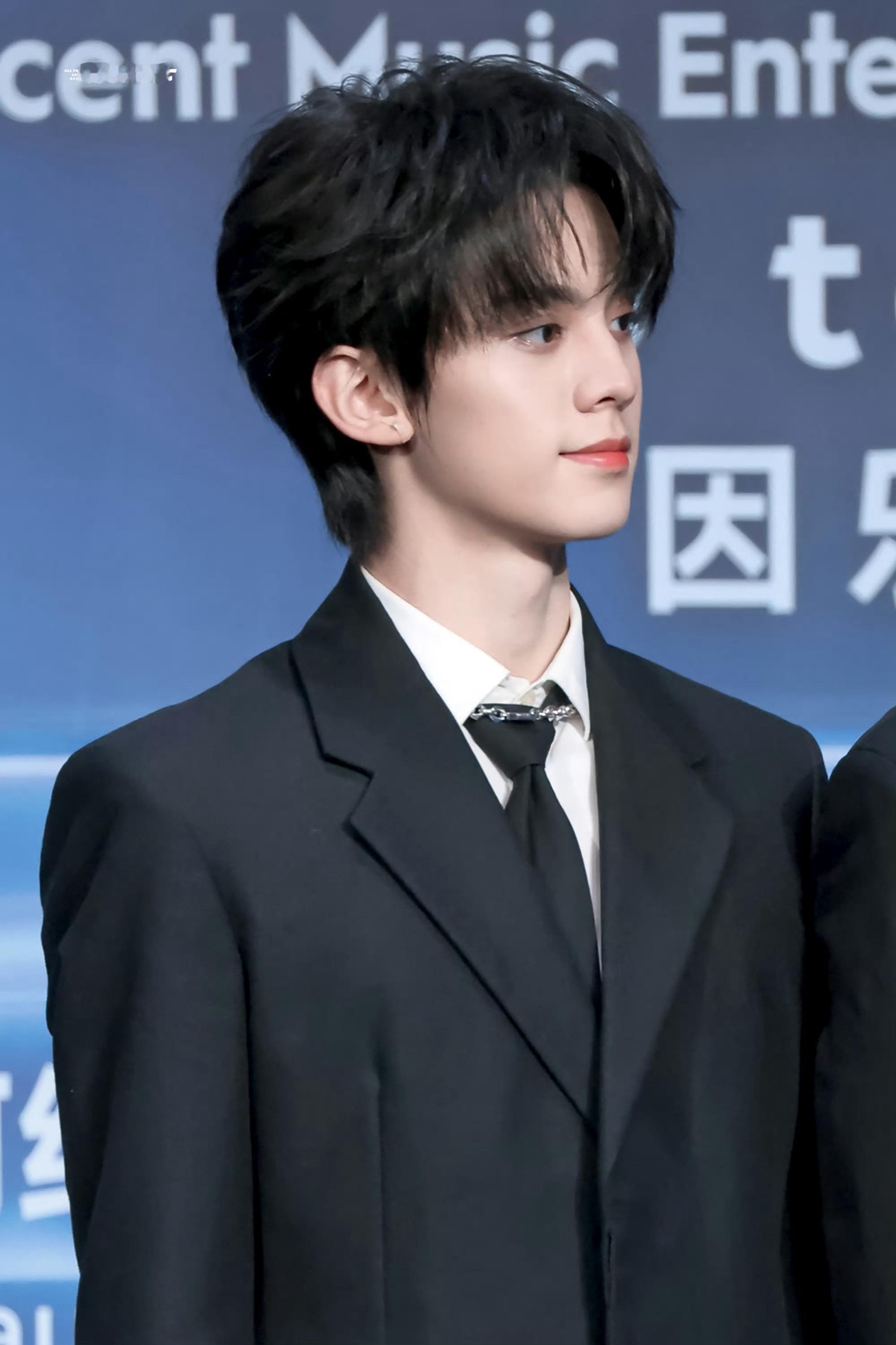 任嘉伦周深王源TOP同台演出有个婴儿好嫩的脸啊左航门面大人左航一路向海的少年左航