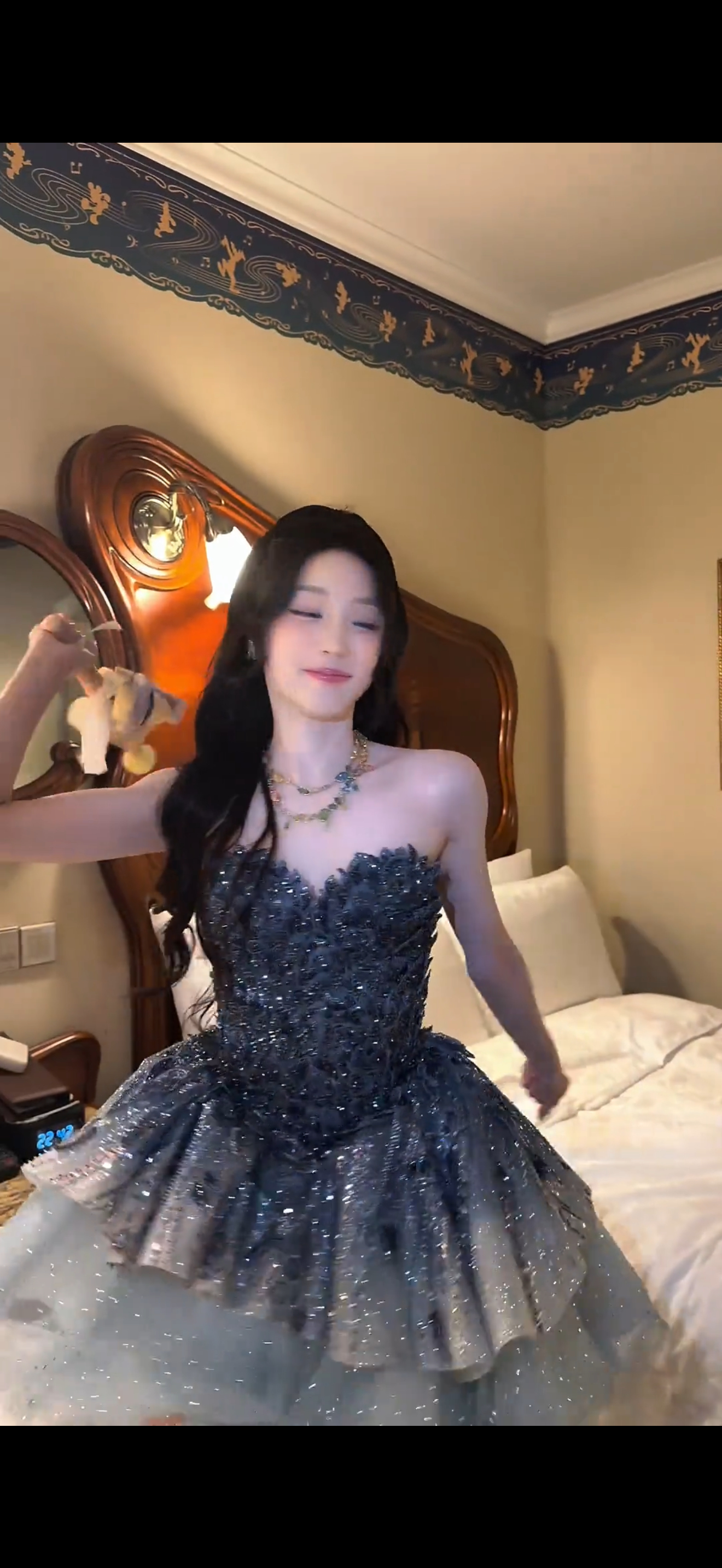 宋雨琦雨中迪士尼唱zoo 甜蜜又野性，雨中蹦迪第一人。歌词里全是动物，现场全是湿