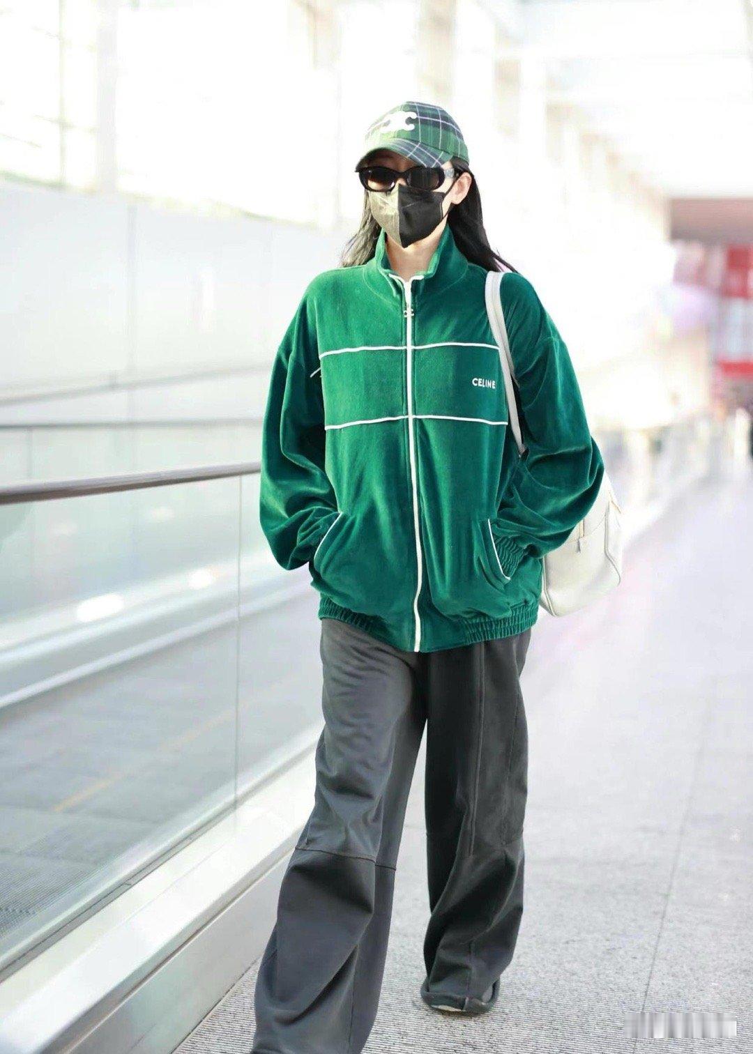 张天爱机场造型真时髦！穿绿色运动服配宽松裤，休闲又简约！ 