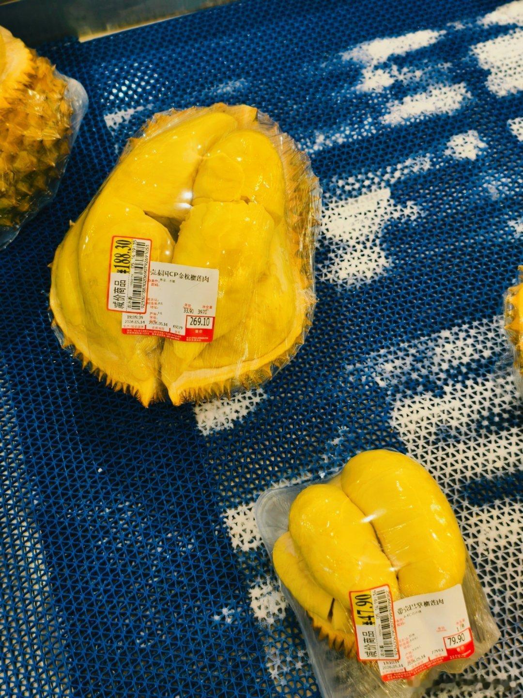 美食中山 中国🇨🇳这几年成功把香印青提、蓝莓🫐的价格打下来，最后一座榴莲大