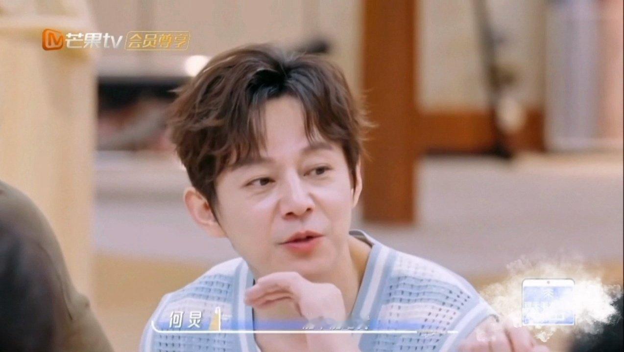 何炅问有没有长高的方法 何老师这身高梗真是百玩不厌！当年被当成初中生弟弟的烦恼，