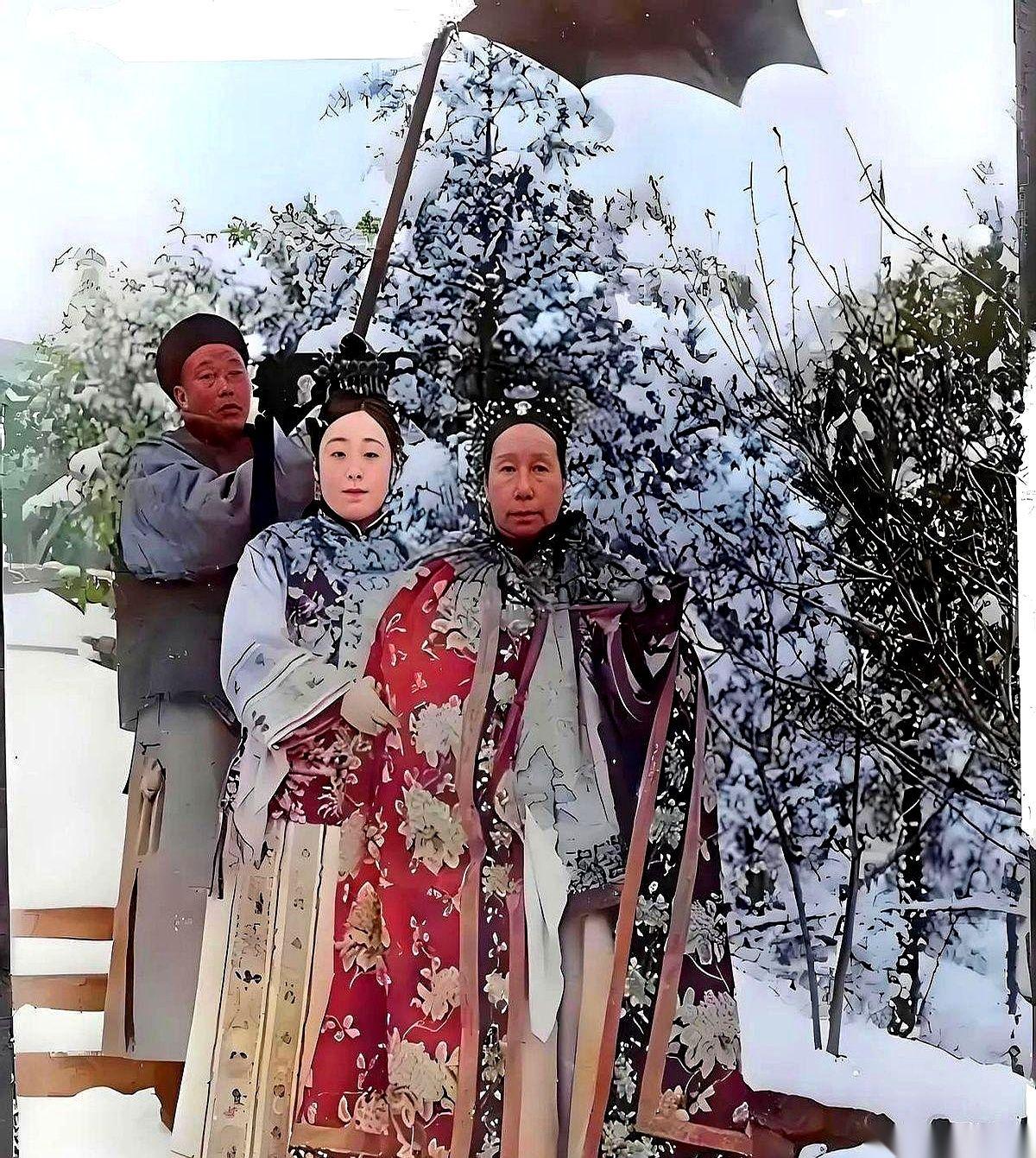 李鸿章把那颗“玻璃茄子”捧到老佛爷面前的时候，估计心都提到嗓子眼了。
满屋子的人