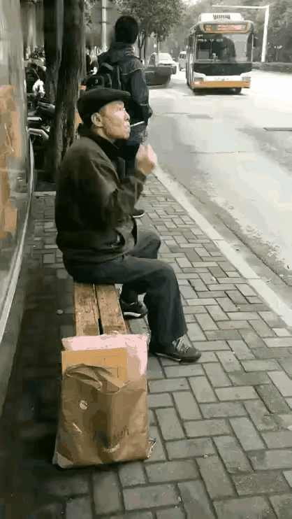 这人和“赵四”一个毛病，只不过赵四在嘴上，他在肩头，学名是习惯抽搐神经质。