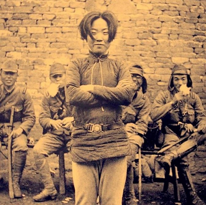 她面向阳光，双手交叉，满脸笑意，禽兽们以为这是献媚示弱，还把这张照片发在他们的画...