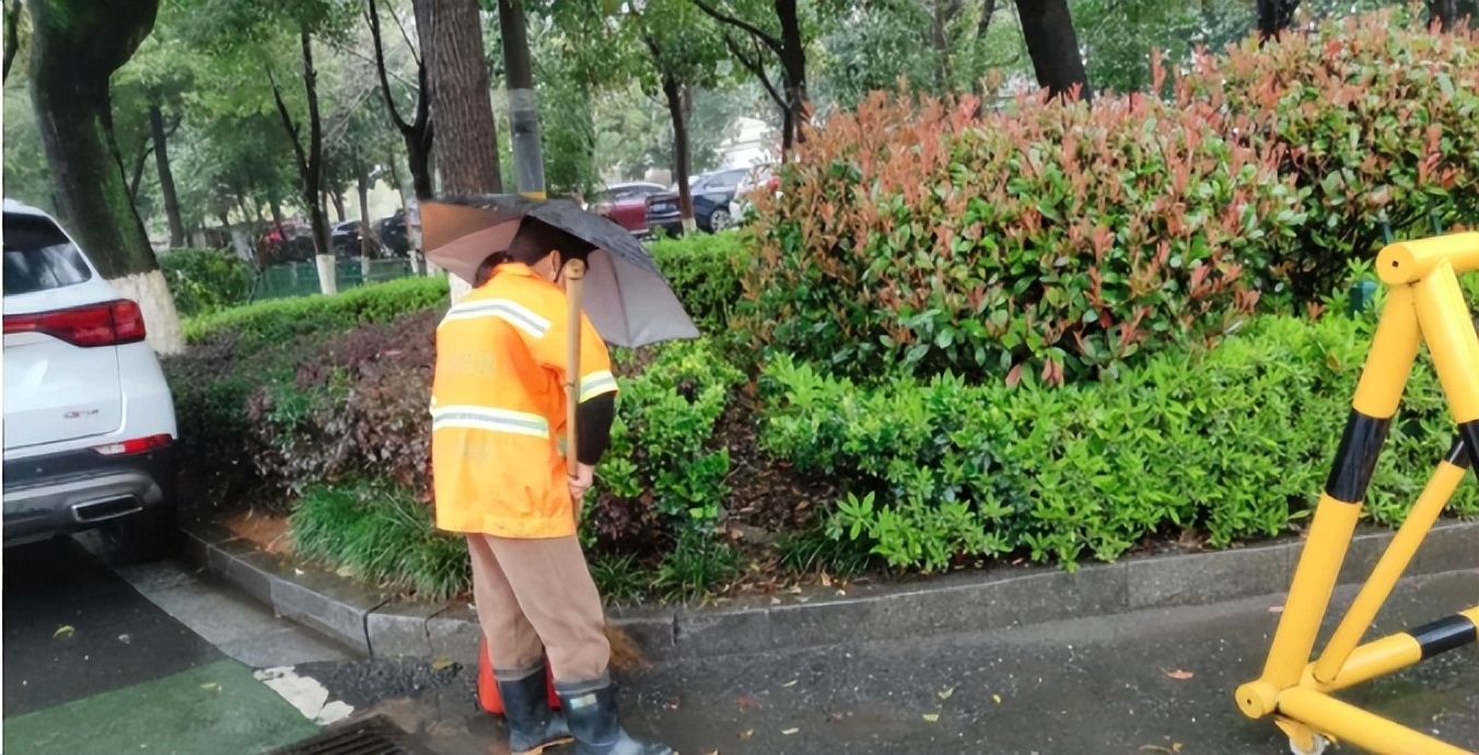 雨天不松懈 环卫橙冒雨护市容