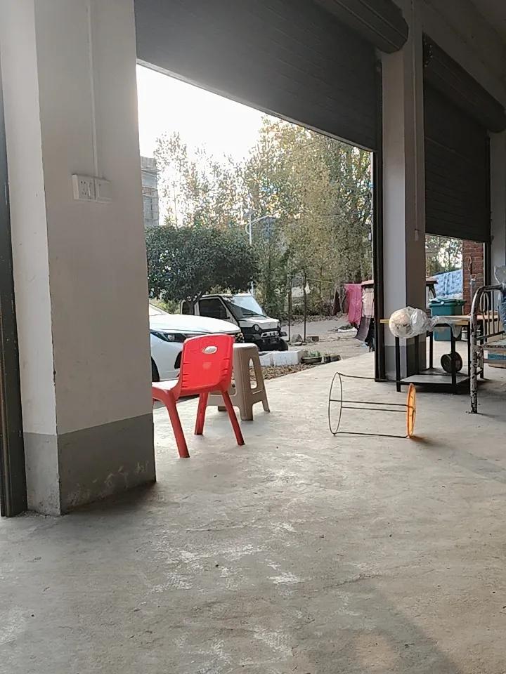 农村的日常，就像一首舒缓的田园诗。在乡下老家，一屋干净，三餐烟火，四季顺应天时，