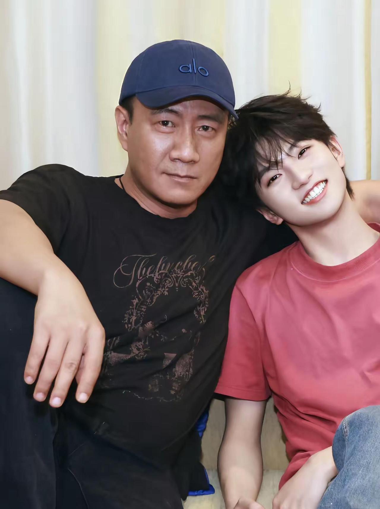 刷视频看见，以为是两口子，才反应过来是我喜欢的帅气的演员胡军哥，看见旁边的也好看