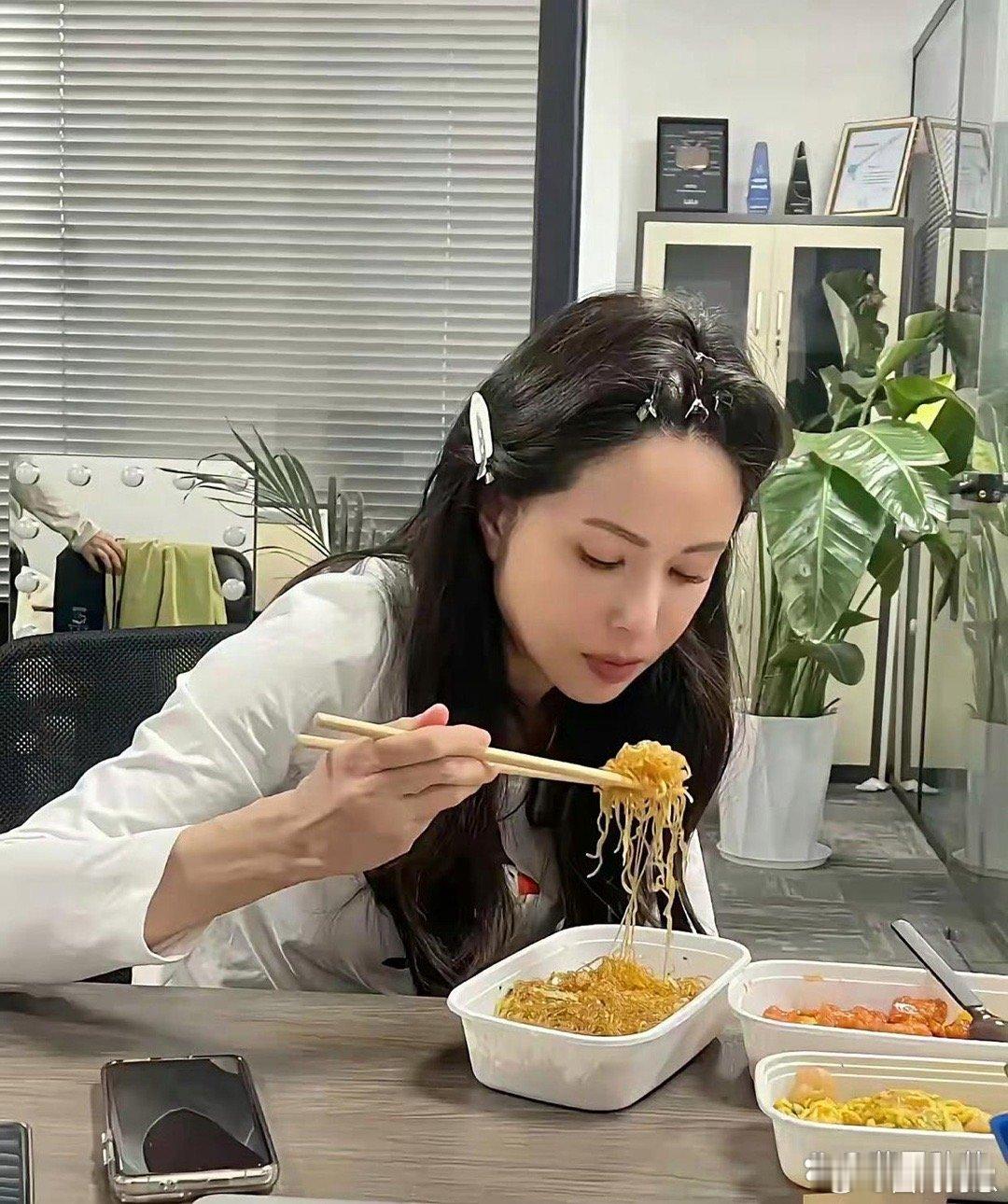 原来健康饮食才是李若彤冻龄的秘诀，难怪她状态这么好！ ​​​