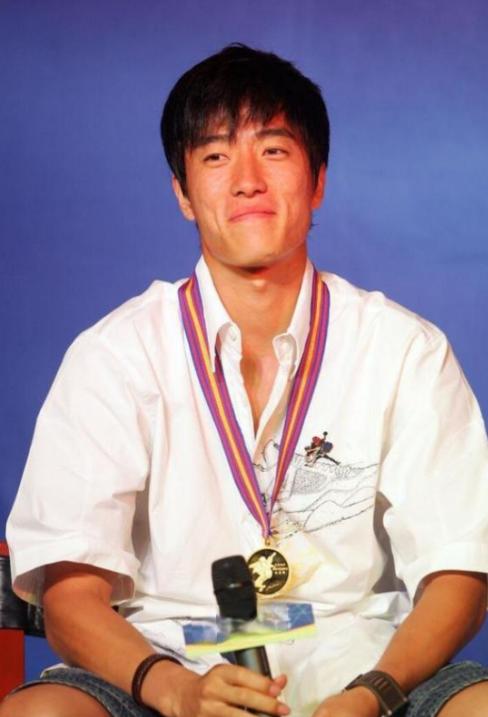 2004年刘翔跨栏夺冠后，开发商送他一套225万的房子，他豪气地送给教练，不料，