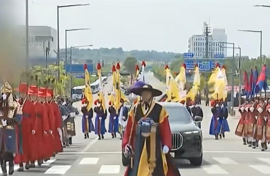 近日，高市早苗来到韩国访问，韩国方面准备的欢迎场面，咱们看着怎么那么眼熟！

特