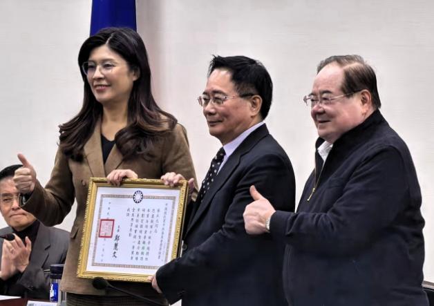 赖清德本想拿蔡正元“杀鸡儆猴”，万万没想到，郑丽文“借力打力”，点燃了一把集结在