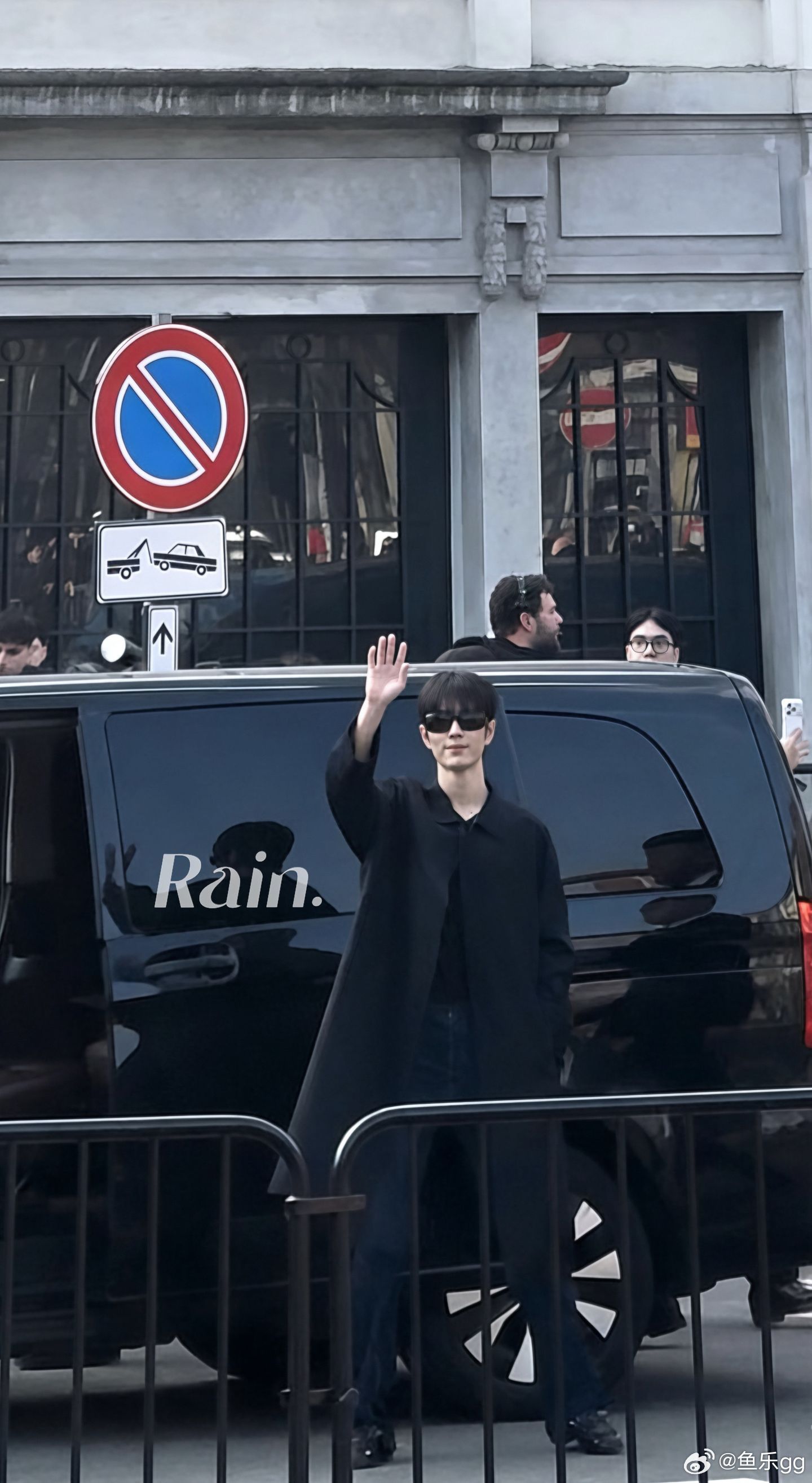 肖战我真的要爱你一辈子了。肖战 你真的每次都是对粉丝这么好你是唯一一个下班绕车跟