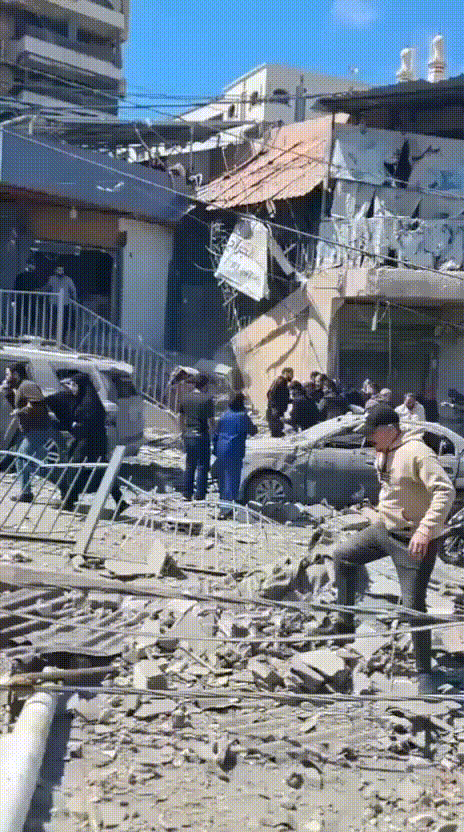 美伊宣布两周停火后，霍尔木兹海峡首次有船只通行，分别是希腊籍散货船与利比里亚籍干