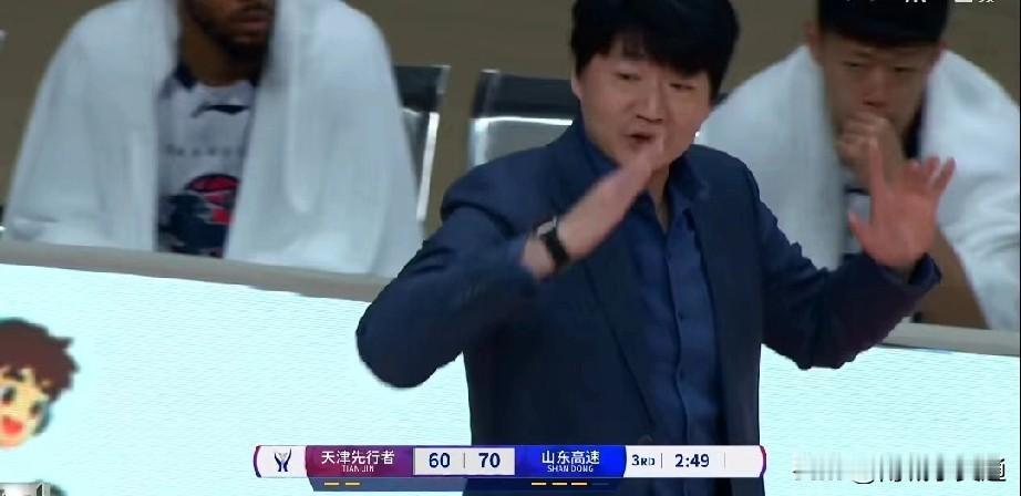 邱彪终于又可以手舞足蹈了，今天俱乐部杯山东高速男篮战胜天津男篮。
山东高速男篮今