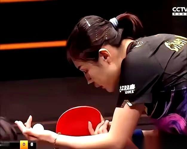 她站在那，对面是对手，四面八方是看不见的口水和刀子。
说你被“预定”了，说你没那