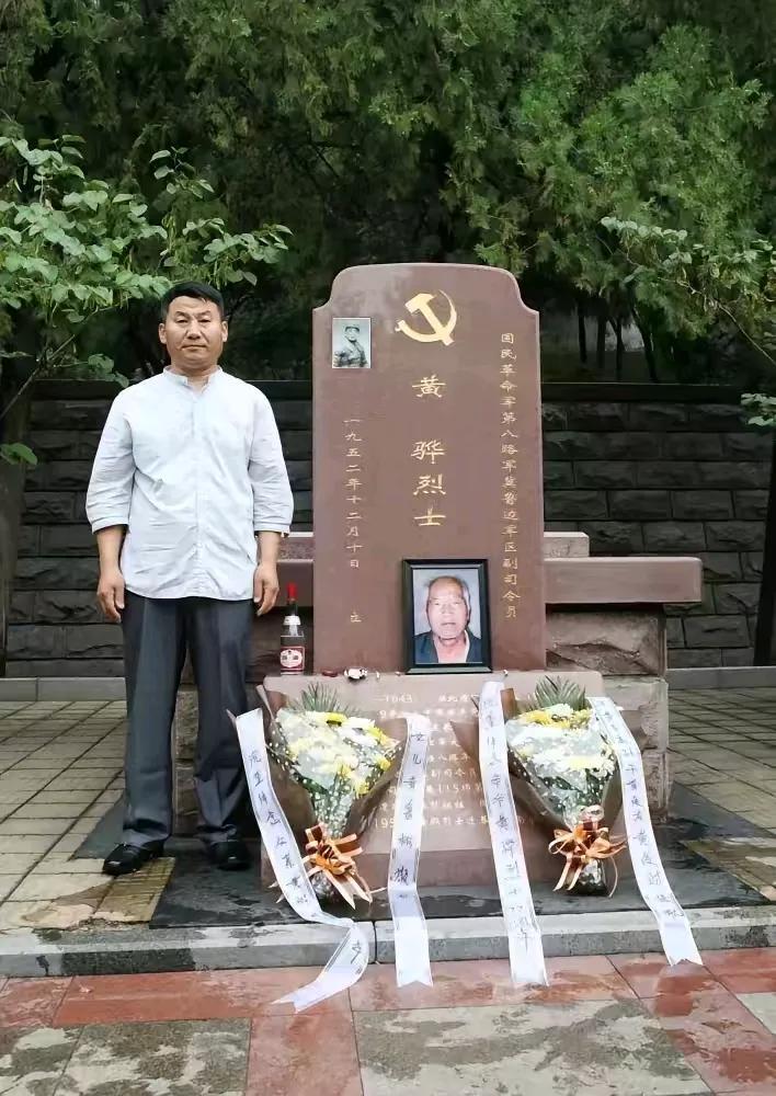 1943年，一位八路军司令员正在参与会议，手枪队长却突然持枪闯入，这一突发状况致