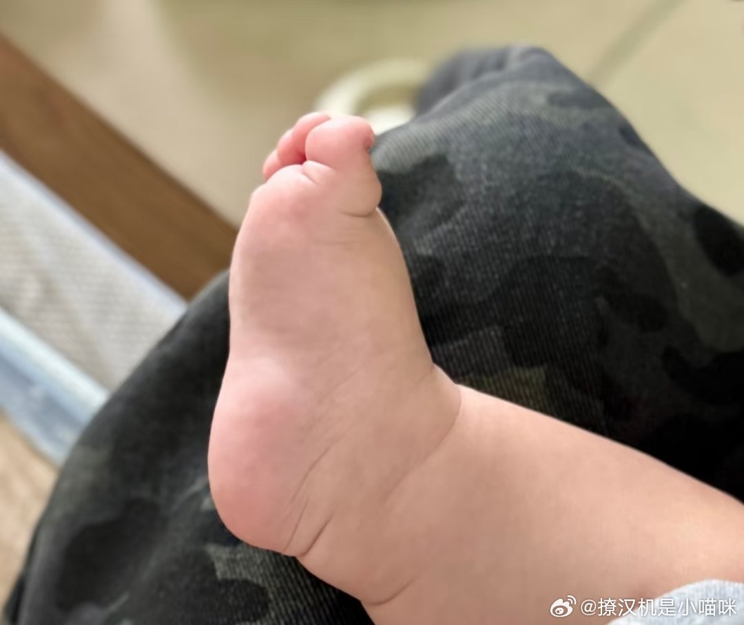 黄轩的手 此沙的脚黄轩的手，此沙的脚都像baby的一样。手和jiojio就还好，