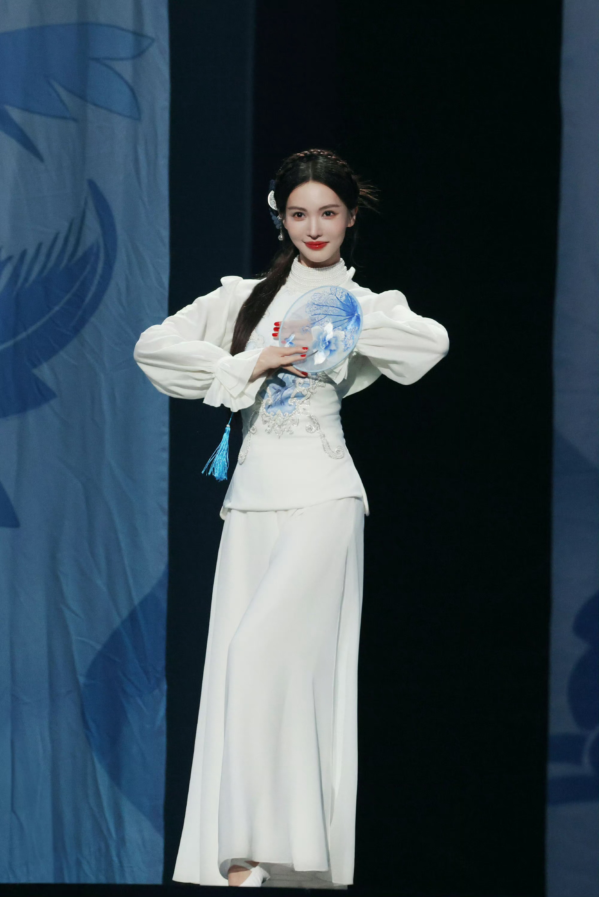 震惊震惊！！！金晨又跳舞了！！！盈盈一握的腰！好优美的身体曲线！好优雅细致的动作