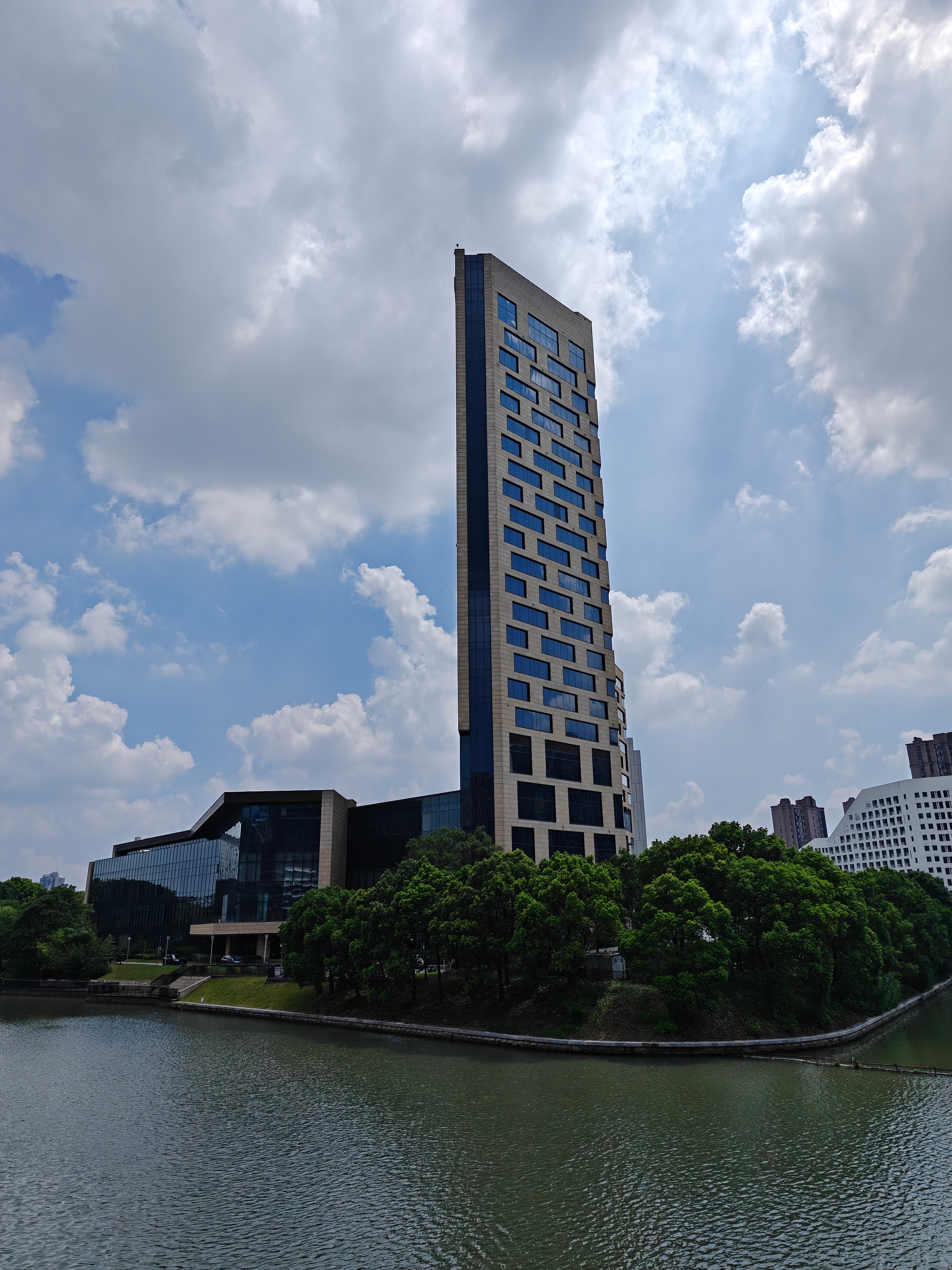 住的这家喜来登，造型跟纸片一样，好薄[笑cry]  ​​​