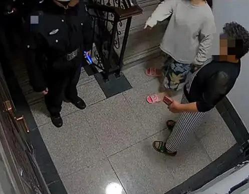 “恶人自有天收！”辽宁抚顺，一个腿部残疾的男子，因楼上邻居的噪音问题，多次交涉未