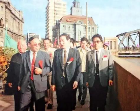 太提气了！新华社受权发布讣告后，西方多家顶级媒体迅速跟进，纷纷推出讣闻或长篇回顾