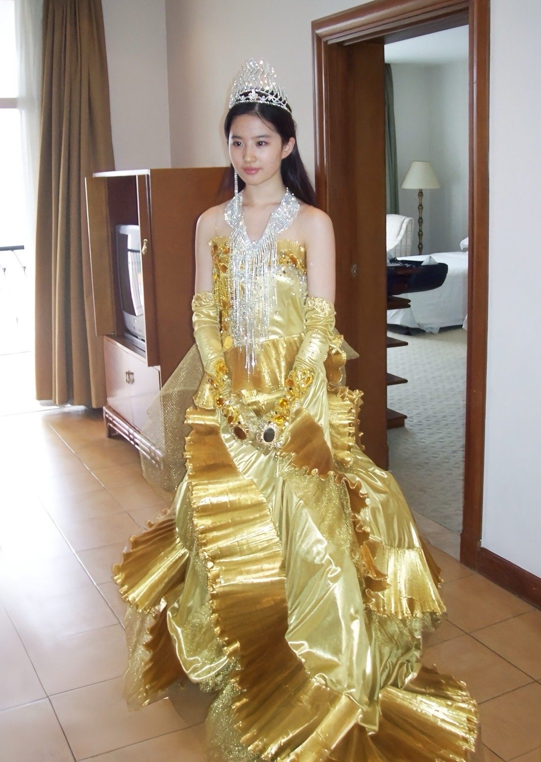 19岁的刘亦菲，金鹰女神候场。礼服和珠宝火彩都压不住的美貌，每一张都美我一大跳！