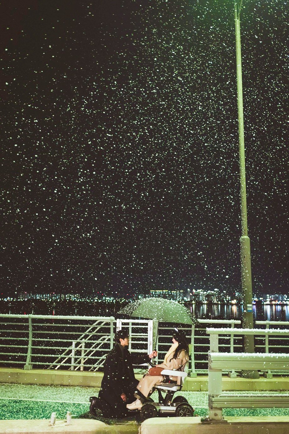 善宰应该是当了明星以后慢慢抑郁的吧，第一集的时候，善宰要退出娱乐圈，但并没有想过