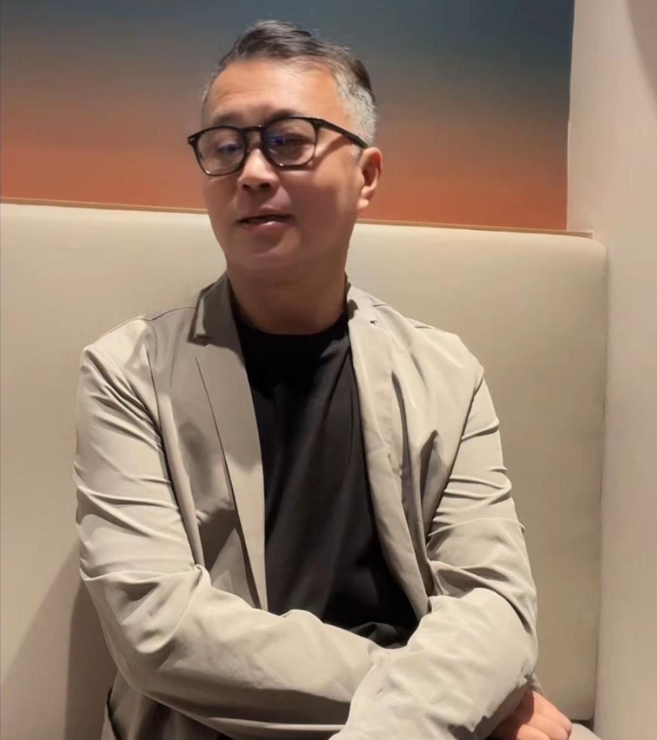 沈巍谜一样的男人！
沈巍昨天很帅气，戴着黑框眼镜，穿着浅灰色的西装，和好友相聚，