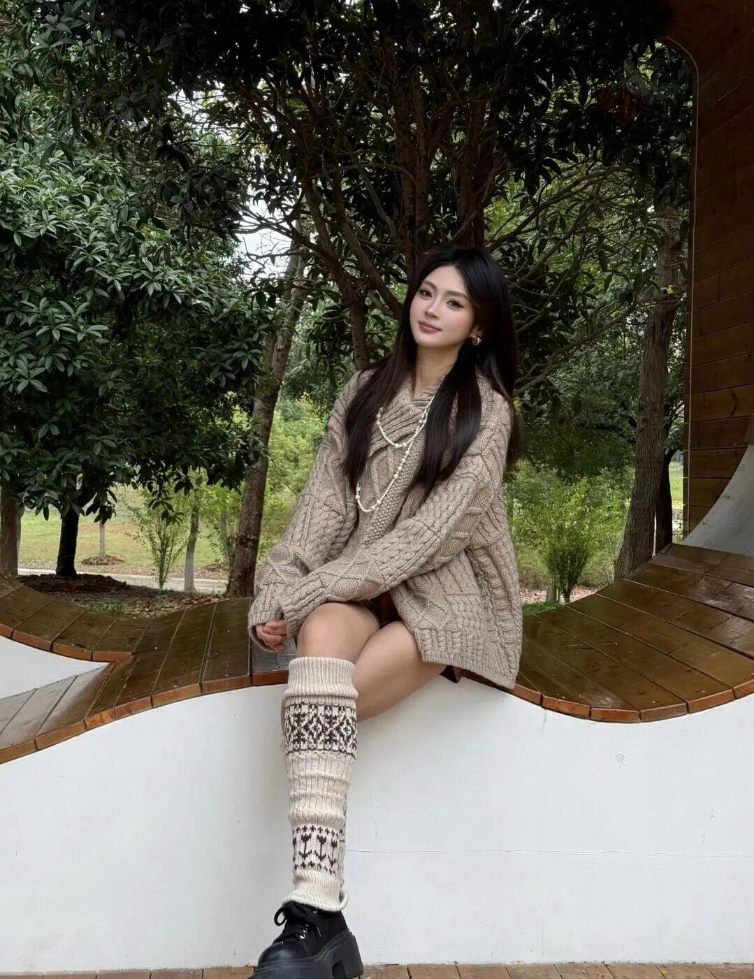 秋意裹在软糯的针织纹路里，松弛感是长毛衣配过膝袜的随性，空气里都浸着不紧不慢的温