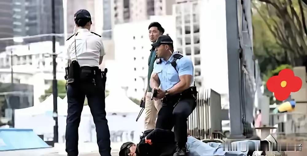 10月3日上午10点24分，香港尖沙咀文化中心外，警察接到报案。

戚继光舰、沂