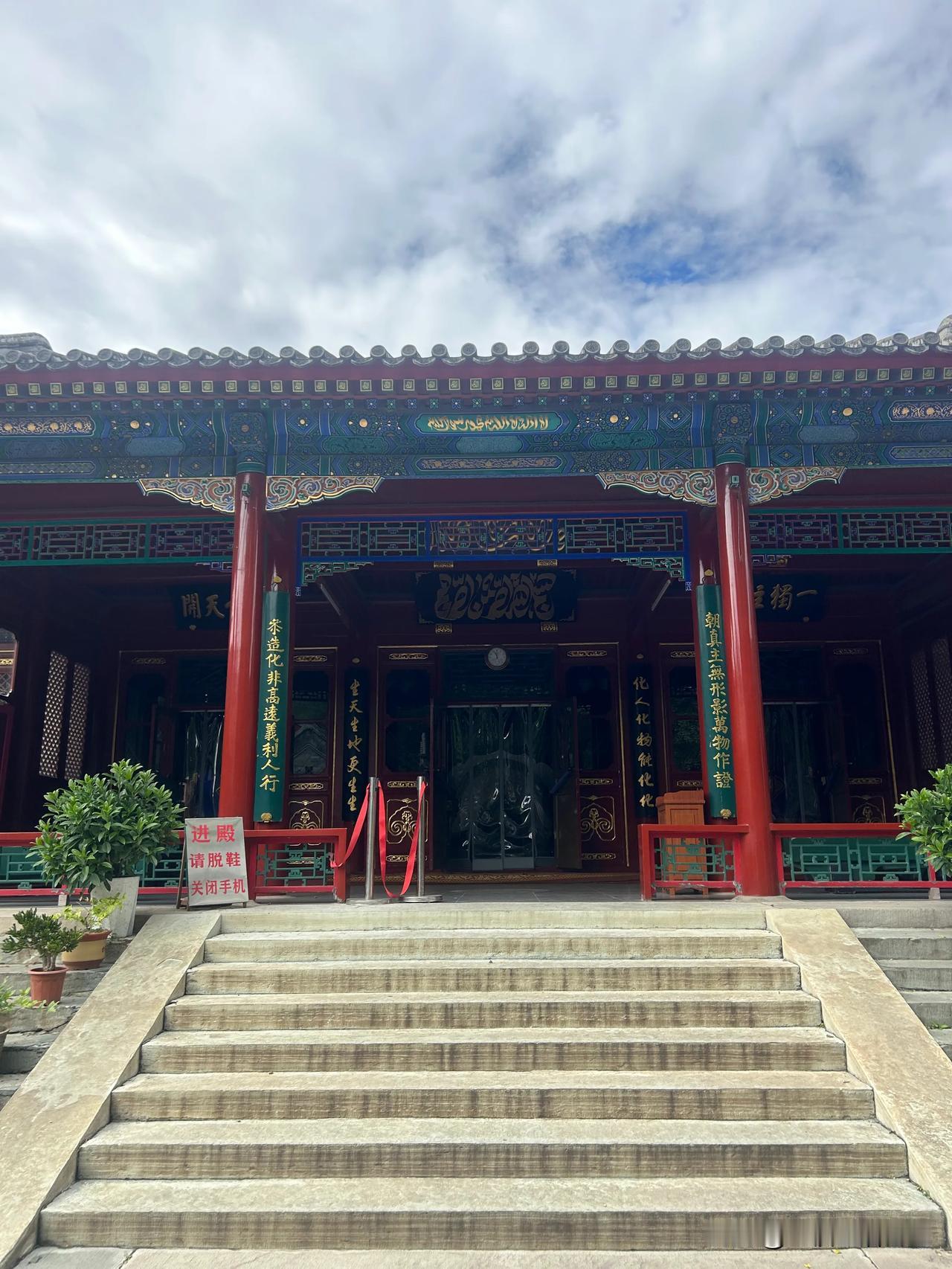 今天去马甸买牛羊肉，隔壁就是清真寺，路过多次也从来没进去过，看有人进去我也跟着进