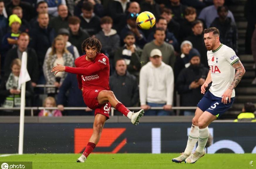 英超焦点战全程高能！利物浦客场 2-1 力克九人热刺，豪取各项赛事三连胜，积分榜