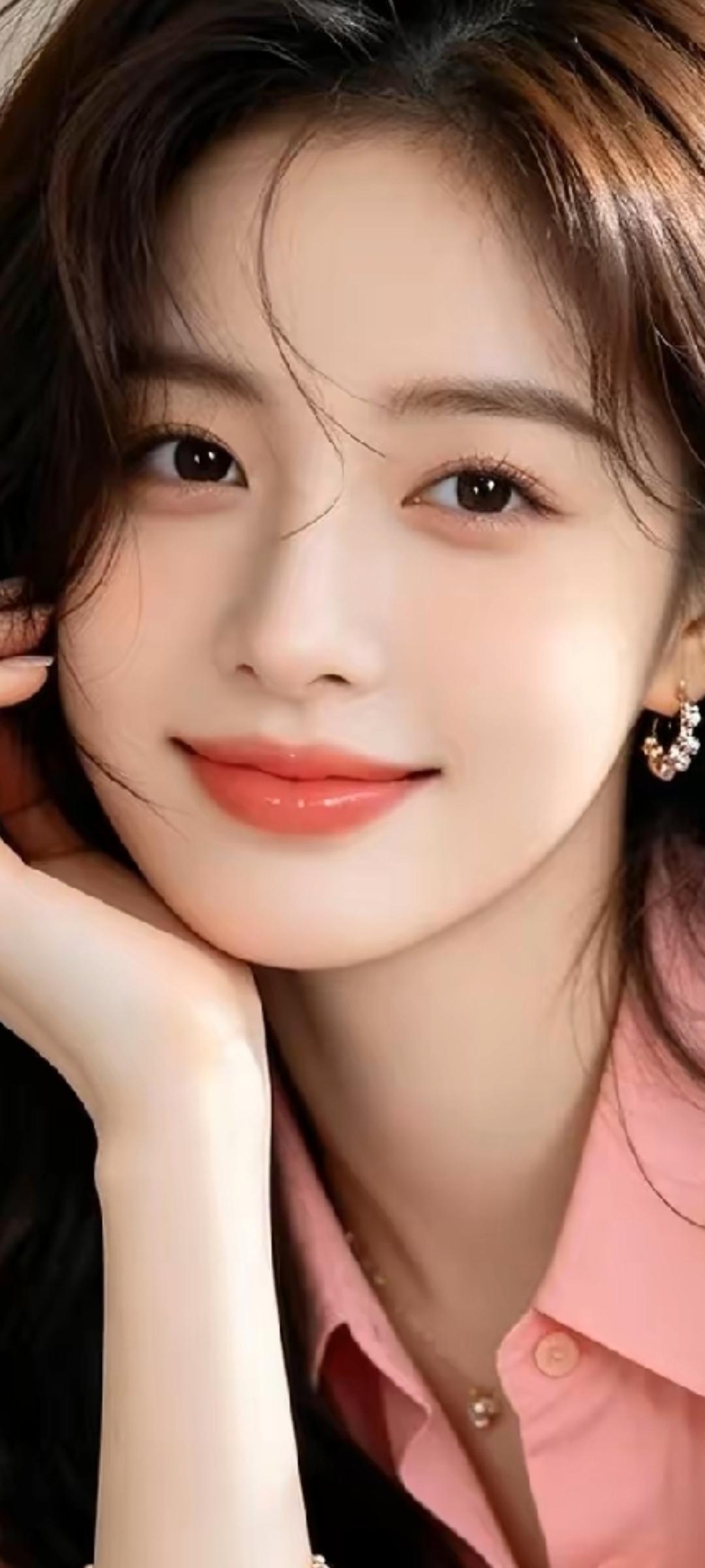 甜美少女风，粉色衬衫搭配珍珠耳环，温柔可人！💖💕