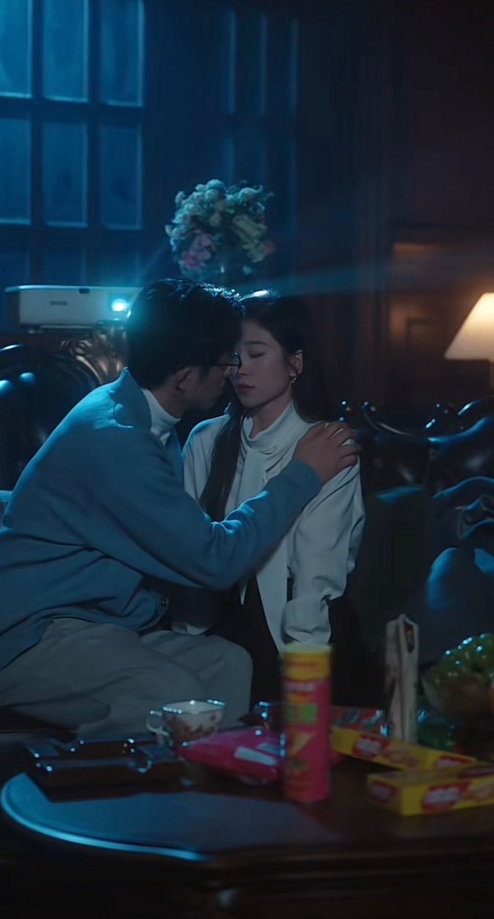 知京冬风雪夯爆了 两个破碎的灵魂在风雪中相遇，他用沉默守护她的脆弱，她用信任融化