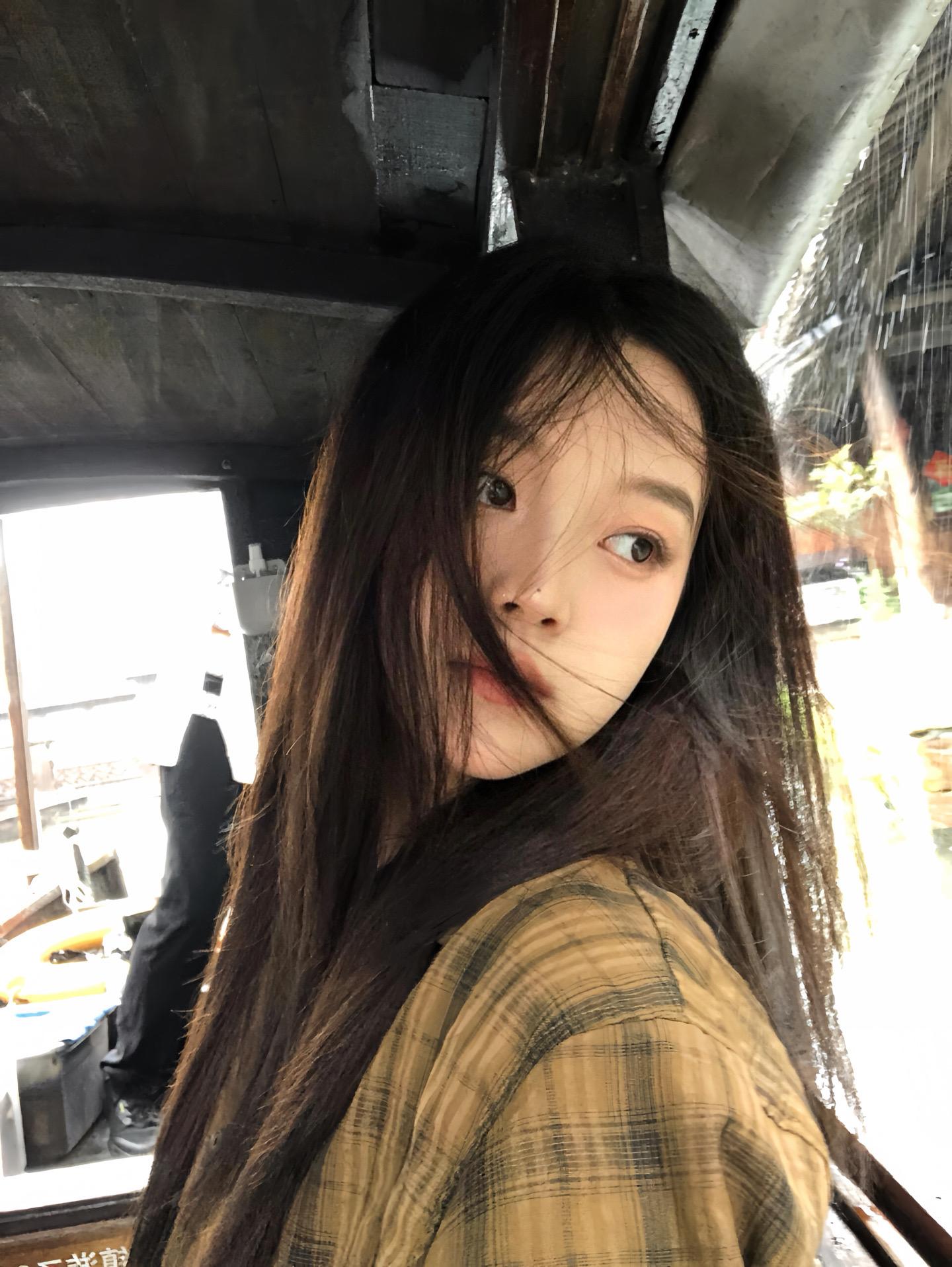 我们拉拉扯扯了几年 删了又加 加了又删 但是每隔一段时间都会联系 你说...